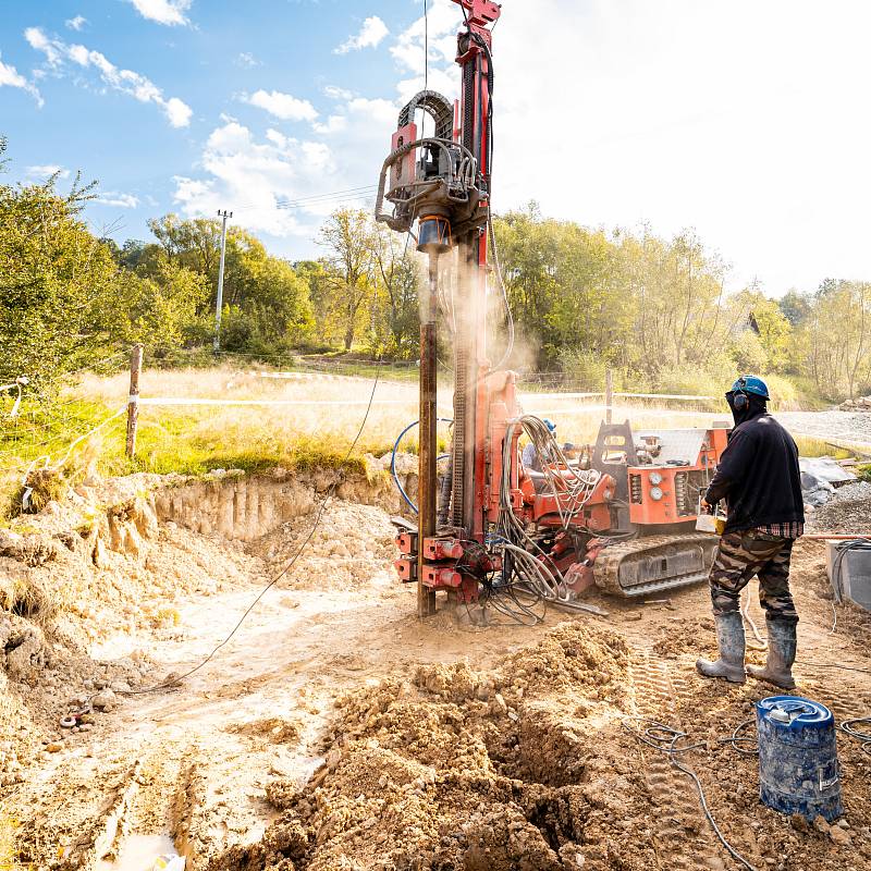 Bohrgerät auf Baustelle mit Arbeiter bei geotechnischer Untersuchung.