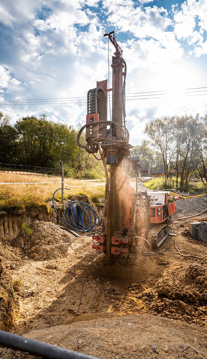 Großes Bohrgerät führt eine Baugrunduntersuchung auf einer Baustelle durch.