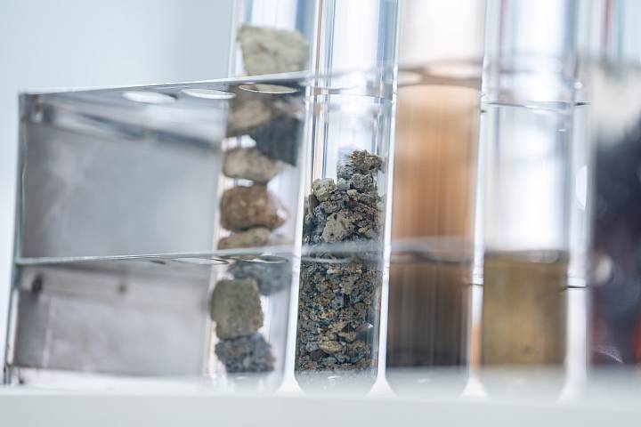 Boden- und Gesteinsproben in transparenten Reagenzgläsern im Labor.