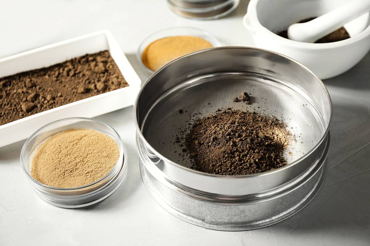 Bodenproben in Sieben und Schalen für die Laboranalyse.