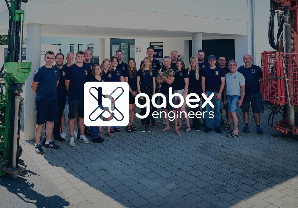 Team von gabex engineers vor dem Firmengebäude mit dem Logo des Unternehmens davor