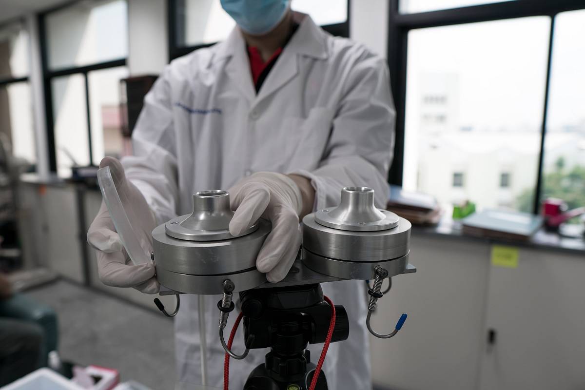 Techniker richtet Messgerät zur Bestimmung der Raumluftqualität und Schadstoffbelastung ein