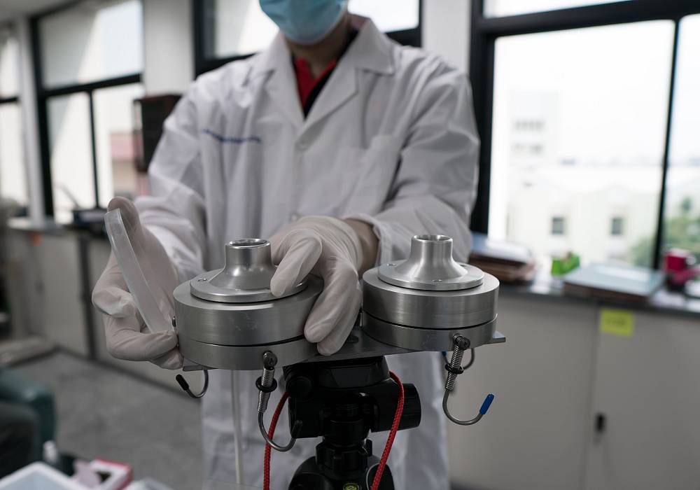 Techniker richtet Messgerät zur Bestimmung der Raumluftqualität und Schadstoffbelastung ein