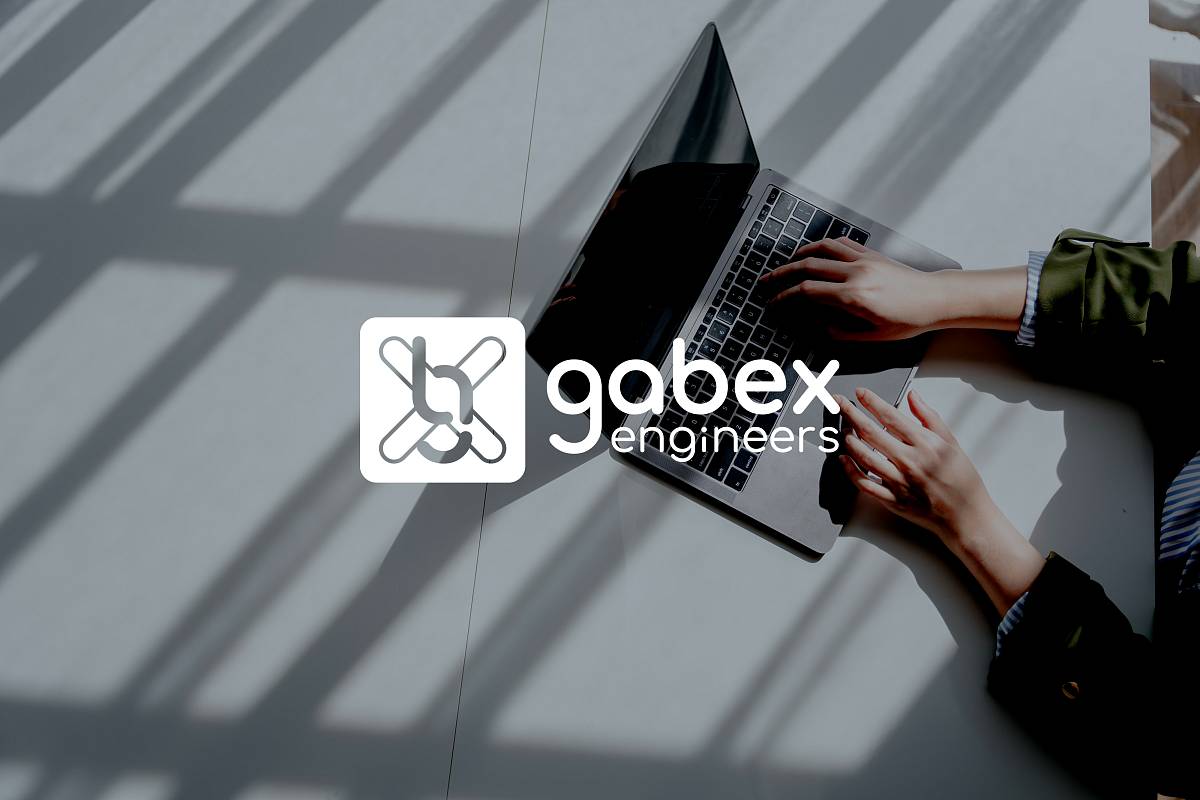 Person arbeitet am Laptop bei Tageslicht mit Logo von gabex engineers
