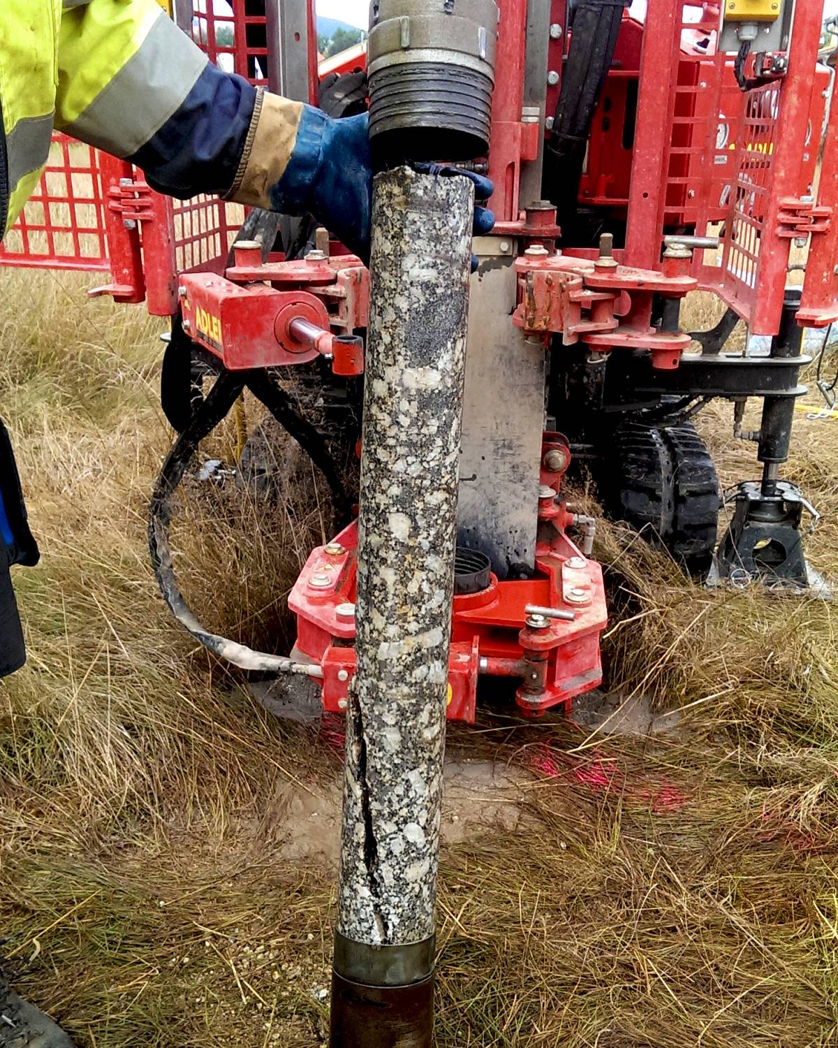 Geotechnische Bohrarbeiten mit einem mobilen Bohrgerät zur Untersuchung des Untergrunds.